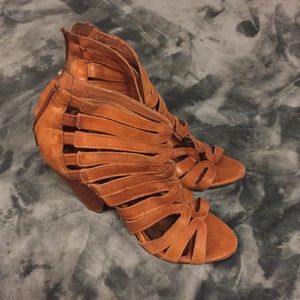 7.5 Steve Madden leather gladiator heal